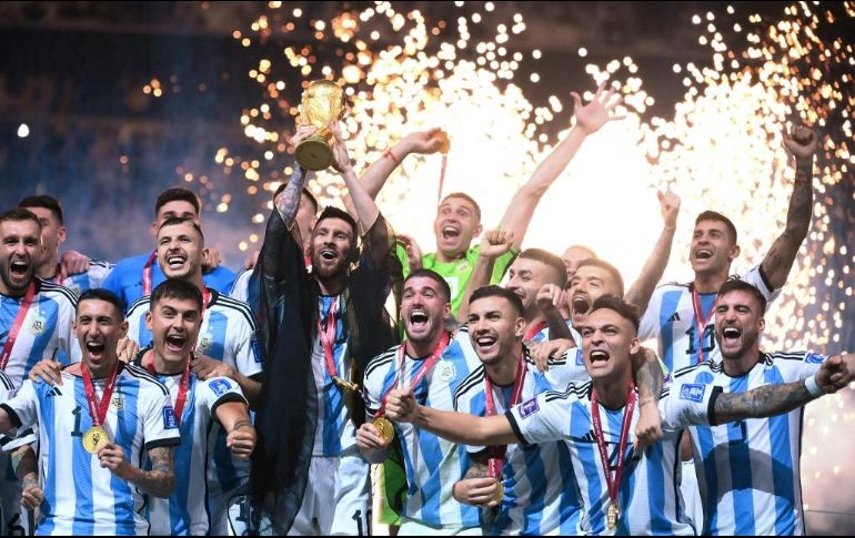 En un final en el que Argentina tuvo y dejó ir la ventaja dos veces, uno de los mejores jugadores de la historia del futbol, Lionel Messi por fin ganó una copa Mundial de la FIFA. AFP / F. Fife