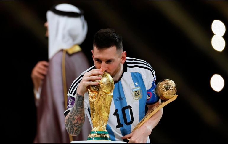 Messi se retira con la Copa del Mundo en sus manos. EFE