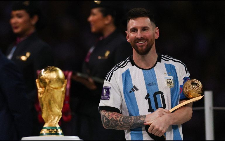 Finalmente, Messi, como capitán de Argentina, fue el encargado de levantar la Copa del Mundo al cielo de Doha. AFP / A. Dennis