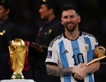 Finalmente, Messi, como capitán de Argentina, fue el encargado de levantar la Copa del Mundo al cielo de Doha. AFP / A. Dennis