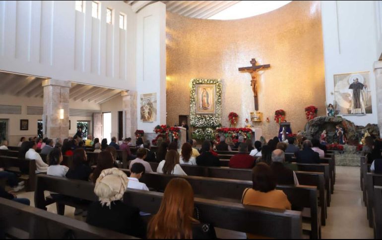 En la misa celebrada en la parroquia de San Juan Macías ubicada en la Avenida Acueducto se dieron cita familiares y amigos del exmandatario quienes demostraron su admiración y respeto. EL INFORMADOR / C. Zepeda
