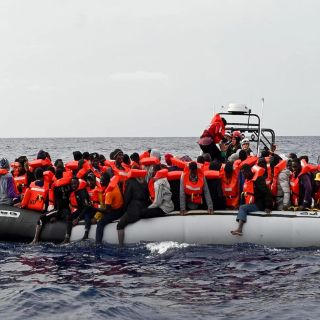 Barco con 43 migrantes naufraga en Lampedusa; muere niña de dos años