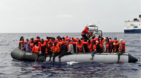 Las autoridades no especificaron si los supervivientes fueron localizados en el agua o la embarcación volcó tras ser avistada por los equipos de emergencia, que constataron que el navío partió la noche anterior desde Túnez y se dirigía a la isla italiana. TWITTER / @MSF_Sea