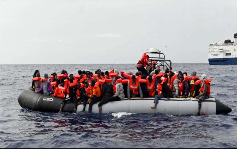 Las autoridades no especificaron si los supervivientes fueron localizados en el agua o la embarcación volcó tras ser avistada por los equipos de emergencia, que constataron que el navío partió la noche anterior desde Túnez y se dirigía a la isla italiana. TWITTER / @MSF_Sea