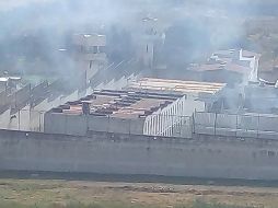 En redes sociales se difundieron imágenes en las que se aprecia humo blanco en las instalaciones del centro penitenciario. ESPECIAL