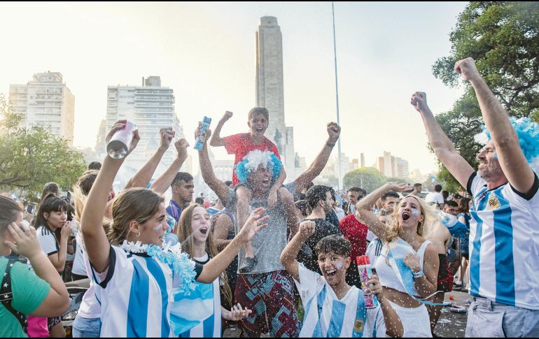 En Rosario, la ciudad de nacimiento de Lionel Messi y Ángel Dia María, se alegró por sus hijos predilectos, quienes de paso fueron los autores de los goles de la Selección argentina en tiempo regular y en tiempos extra. EFE