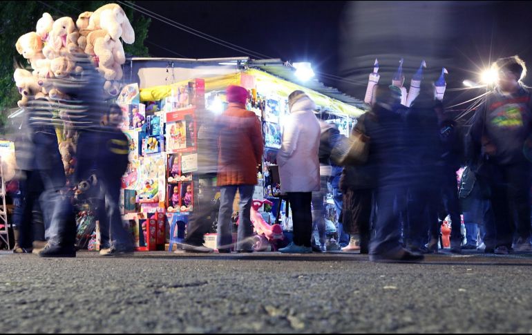 Durante la semana de las fiestas, las personas tienen la posibilidad de acudir a los tianguis nocturnos para visitar los puestos de alimentos, conseguir insumos para la preparación de alimentos, y cómo no, los regalos. NTX / ARCHIVO