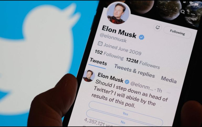 El 57.5% de los más de 17 millones de cuentas que respondieron al sondeo se pronunciaron por la salida de Elon Musk. AFP / C. Delmas