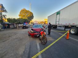 Ahí quedaron un auto Toyota en color rojo y la motocicleta de motor de 125cc, también roja, esta última quedo en pie, atorada en la defensa delantera del coche. ESPECIAL