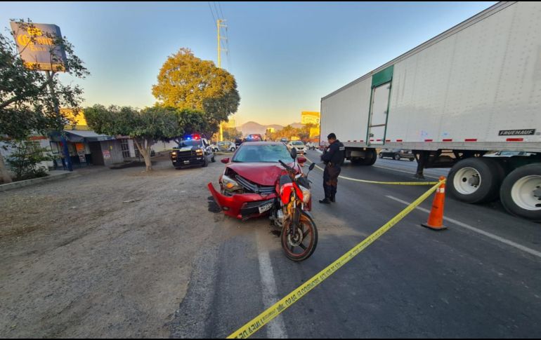 Ahí quedaron un auto Toyota en color rojo y la motocicleta de motor de 125cc, también roja, esta última quedo en pie, atorada en la defensa delantera del coche. ESPECIAL