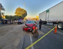 Ahí quedaron un auto Toyota en color rojo y la motocicleta de motor de 125cc, también roja, esta última quedo en pie, atorada en la defensa delantera del coche. ESPECIAL