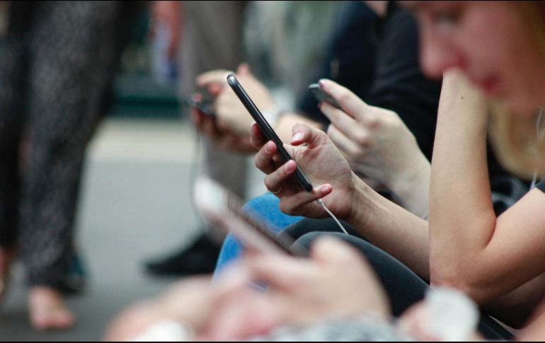 ¡Oh no, mi teléfono está lento, voy a reiniciarlo! ¡La batería se agota, debo conectar mi celular! Conoce la diferencia entre apagar y reiniciar el celular. UNSPLASH/ESPECIAL