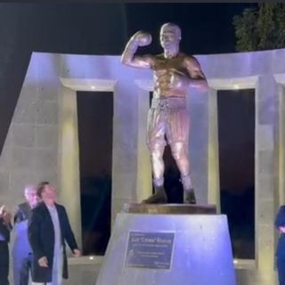 "Canelo" Álvarez recibe homenaje en Juanacatlán