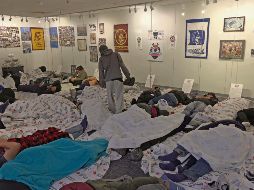 Los albergues en El Paso lucen abarrotados y sin condiciones para el clima invernal. EFE