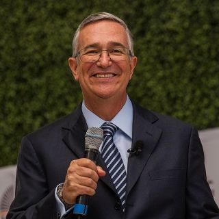 Fans piden a Salinas Pliego traer a agrupación coreana a CDMX