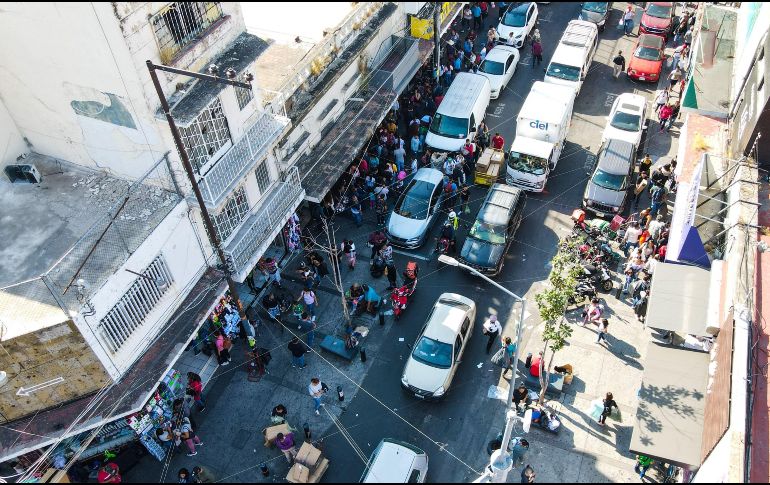 Las calles se abarrotan de gente y las calles de vehículos, sin embargo, el ritmo y el orden se mantienen gracias al operativo de seguridad implementado. EL INFORMADOR/ARTURO NAVARRO