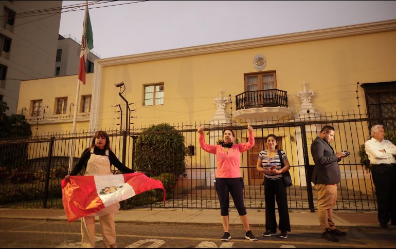 Simpatizantes de Pedro Castillo celebran el salvoconducto otorgado a Lilia Paredes y a sus hijos frente a la embajada de México en Lima. EFE/B. Velasco