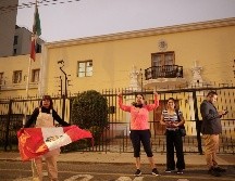 Simpatizantes de Pedro Castillo celebran el salvoconducto otorgado a Lilia Paredes y a sus hijos frente a la embajada de México en Lima. EFE/B. Velasco