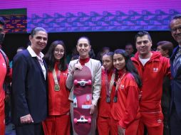 La jefa de gobierno Claudia Sheinbaum, compartió con decenas de deportistas, que alguna vez practicó el deporte, formando parte del equipo de remo de la Universidad Nacional (UNAM) y después en el equipo de atletismo. CORTESÍA