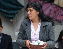 Lilia Paredes junto a miembros de su familia durante un desayuno en la segunda vuelta de la votación presidencial en junio de 2021, en Chota, Perú. GETTY IMAGES