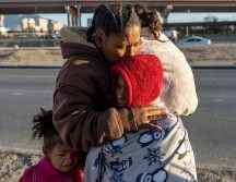 Las autoridades municipales de El Paso aseguran que la ciudad está al borde del colapso. La migrante venezolana Yaneisi abraza a sus tres hijos en Ciudad Juárez, México, después del despliegue de la Guardia Nacional de Texas al otro lado del río Bravo, en El Paso, Texas, Estados Unidos, el 20 de diciembre de 2022. GETTY IMAGES