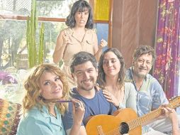 Elenco de la cinta de comedia, en la que Itatí Cantoral (primera a la izquierda) aparece como la “villana”. CORTESÍA