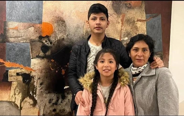 La familia de Pedro Castillo arribó ayer a la Ciudad de México. AP