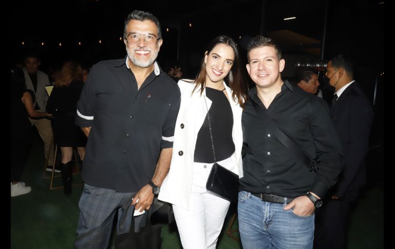 Gerardo y Gemma Martin Del Campo con Juan Carlos Álvarez. GENTE BIEN JALISCO/Claudio Jimeno