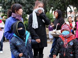 Abrígate de acuerdo con la temperatura, evitando abrigarse demasiado en ambientes con calefacción o no abrigarse adecuadamente al exponerse a la intemperie. NTX / ARCHIVO