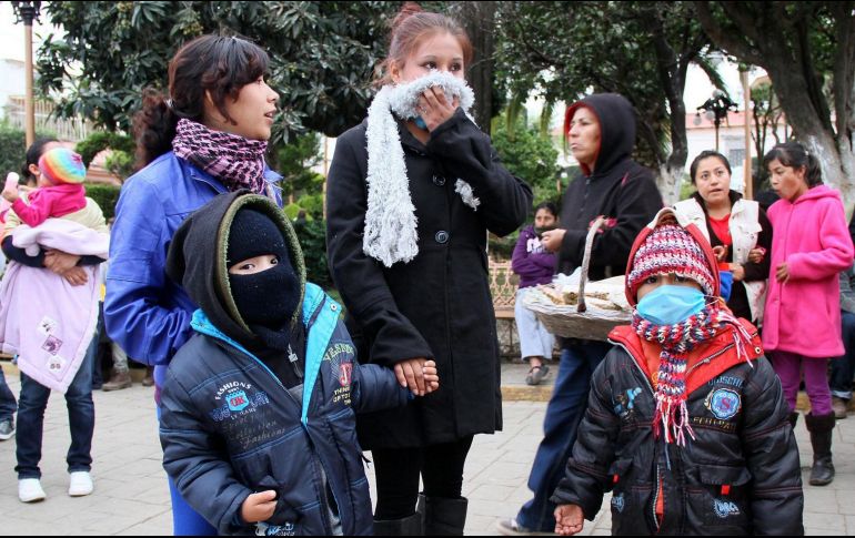 Abrígate de acuerdo con la temperatura, evitando abrigarse demasiado en ambientes con calefacción o no abrigarse adecuadamente al exponerse a la intemperie. NTX / ARCHIVO