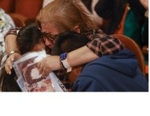 Perla con sus dos hijos. EPA