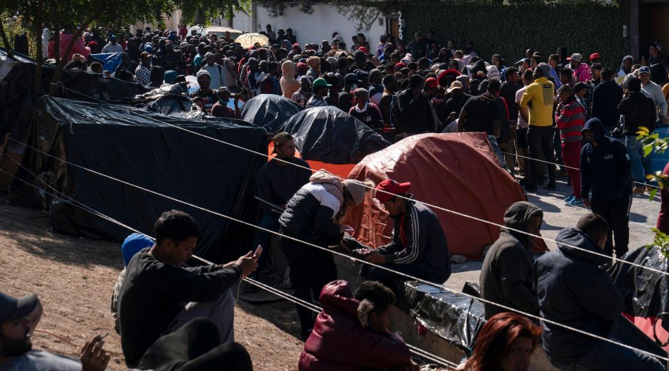 Miles de migrantes esperan la resolución del Título 42. AP