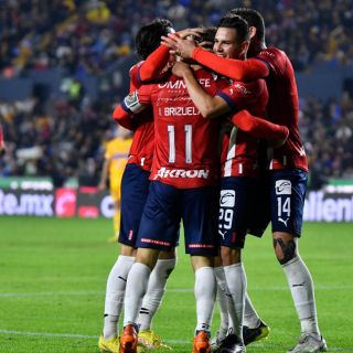 Chivas derrota a Tigres en el Volcán