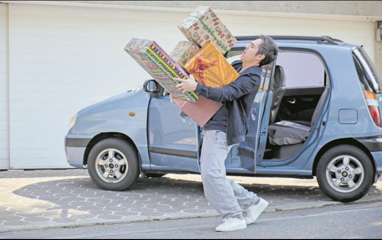 Escena de la cinta “Reviviendo la Navidad”, protagonizada por Mauricio Ochmann. CORTESÍA/ Netflix