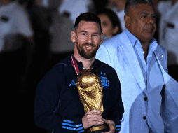 Los tatuajes se tratan del momento histórico en el que Lionel Messi besa la Copa del Mundo de Qatar. AFP / ARCHIVO