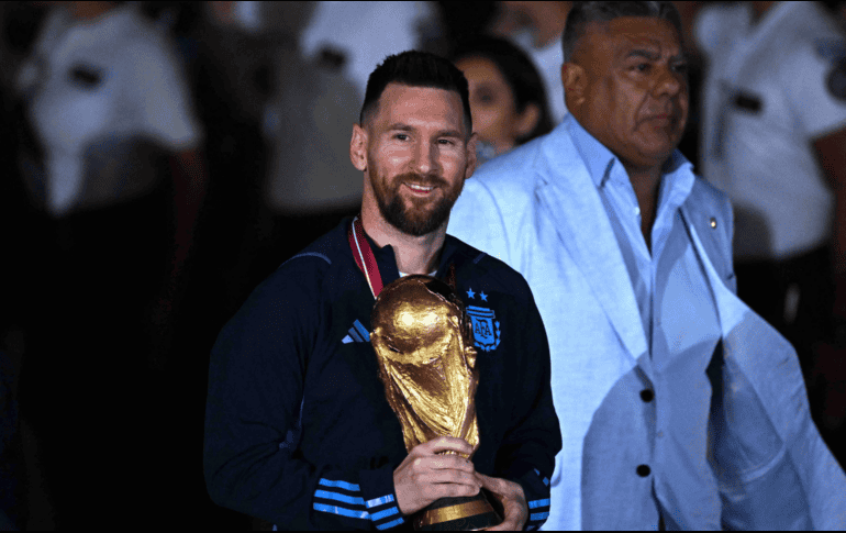 Los tatuajes se tratan del momento histórico en el que Lionel Messi besa la Copa del Mundo de Qatar. AFP / ARCHIVO