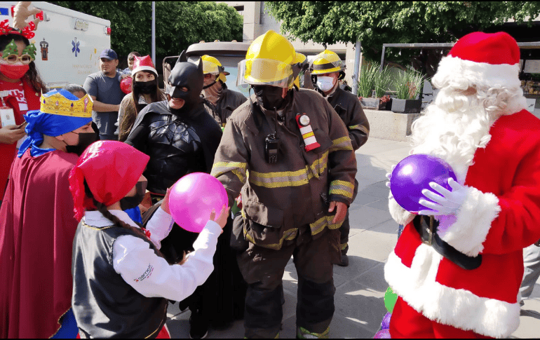 Los regalos comenzaron a ser repartidos en la explanada entre las niñas y niños que ese día habían acudido a alguna consulta. TWITTER / @PCYBOMGDL