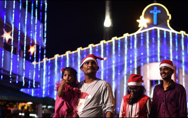 Los devotos cristianos llegan para ofrecer oraciones en la víspera del festival de Navidad, en el Santuario Annai Velankanni en Chennai, India. EFE / I. Mohamed