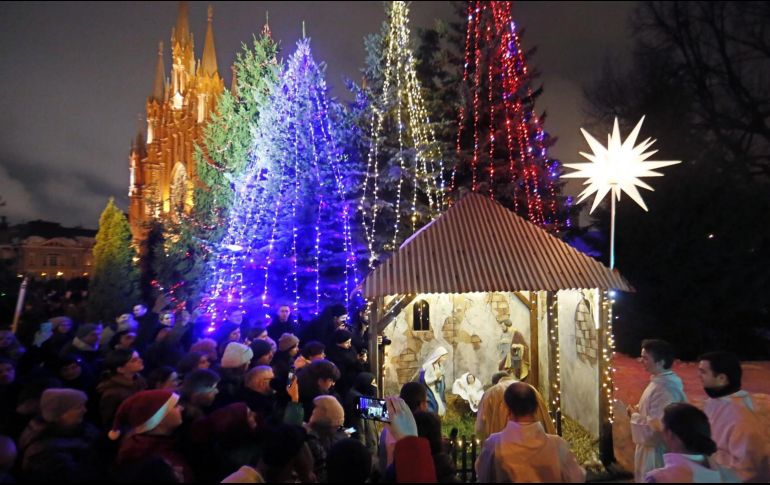 Católicos rusos visitan la iglesia de la Inmaculada Concepción de la Virgen María en la celebración de la víspera de Navidad en Moscú, Rusia. EFE / M. Shipenkov
