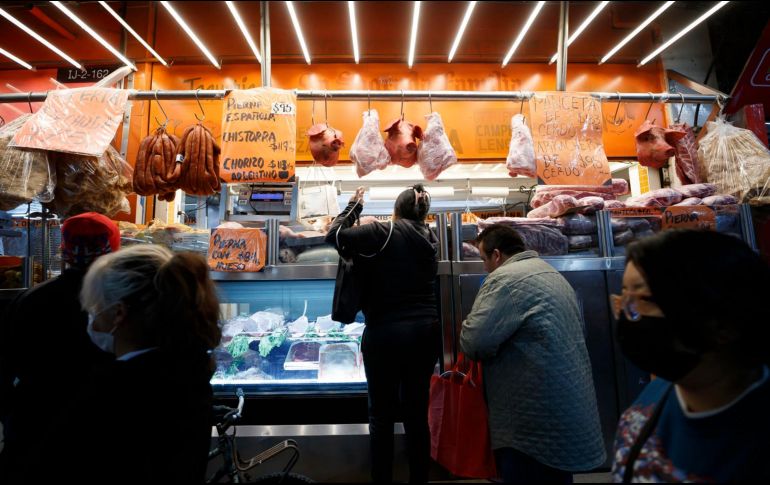 Visitantes recorren la Central de Abasto para realizar compras navideñas, en Ciudad de México (México). Las personas que acuden buscan gran variedad y mejores precios que en los grandes supermercados. EFE / J. Méndez