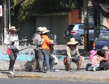 En algunos semáforos de la ZMG  hay familias enteras trabajando para reunir dinero en esta Navidad. EL INFORMADOR / A. Camacho