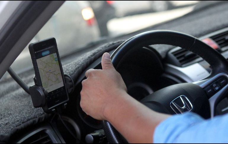 Usuarios optan por pedir un taxi de plataforma para evitar percances en Nochebuena y festejar sin complicaciones con sus familias. EL INFORMADOR/ Archivo