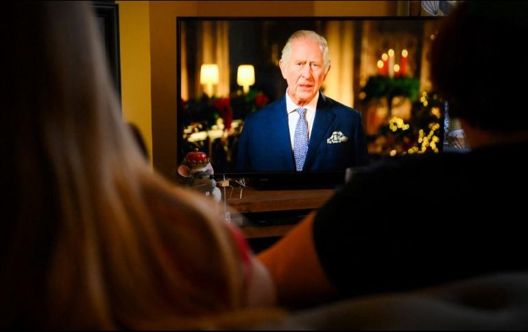 Vestido con un traje azul, el soberano de 74 años habló desde la capilla de San Jorge del castillo de Windsor. AFP / P. Ellis