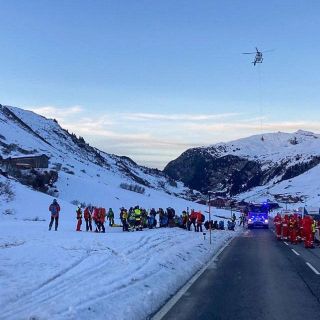Avalancha sepulta a una decena de personas en pista de esquí en Austria