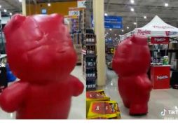 La joven muestra orgullosa a su papá. SUN