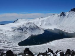 El volcán y el cerro de Jocotitlán se cubrieron de nieve el día de ayer con la caída de la primera nevada de esta temporada invernal. ESPECIAL/Conanp