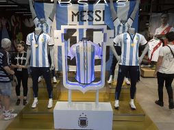 Por el momento la camiseta oficial de Argentina con las tres estrellas sólo está a la venta por internet. AP