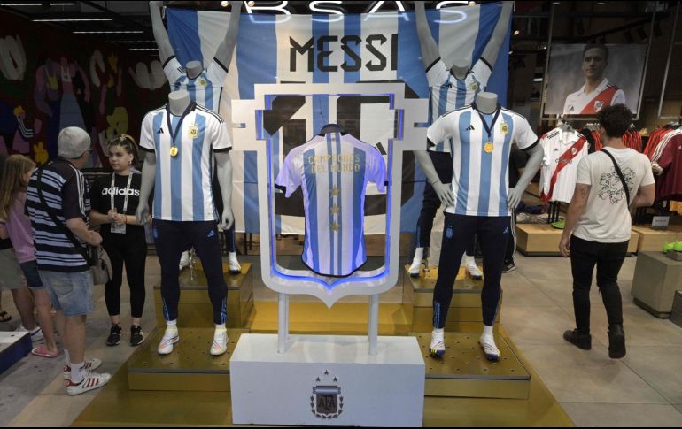 Por el momento la camiseta oficial de Argentina con las tres estrellas sólo está a la venta por internet. AP