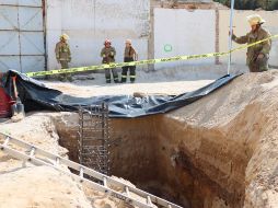El joven quedó sepultado en una zanja a dos metros y medio de la superficie, solamente sobresalía la parte superior de su cuerpo, a pesar de las maniobras de paramédicos no logró sobrevivir. CORTESÍA / Tlaquepaque
