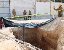 El joven quedó sepultado en una zanja a dos metros y medio de la superficie, solamente sobresalía la parte superior de su cuerpo, a pesar de las maniobras de paramédicos no logró sobrevivir. CORTESÍA / Tlaquepaque